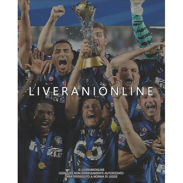 FIFA Club World Cup UAE 2010 Finale 1¡-2¡ Posto Abu Dhabi (Emirati Arabi) Zayed Sports City - 18.12.2010 TP Mazembe Englebert-FC Inter Nella Foto:Premiazione Javier Zanetti con la coppa intercontinentale /Ph.Vitez-Ag. Aldo Liverani