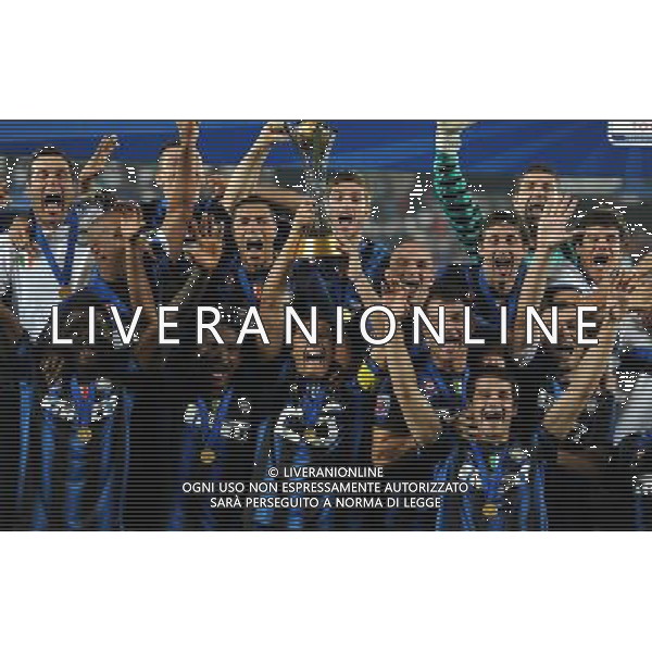 FIFA Club World Cup UAE 2010 Finale 1¡-2¡ Posto Abu Dhabi (Emirati Arabi) Zayed Sports City - 18.12.2010 TP Mazembe Englebert-FC Inter Nella Foto:Premiazione Javier Zanetti con la coppa intercontinentale /Ph.Vitez-Ag. Aldo Liverani