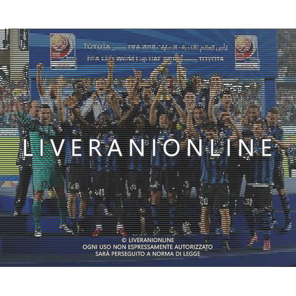 FIFA Club World Cup UAE 2010 Finale 1¡-2¡ Posto Abu Dhabi (Emirati Arabi) Zayed Sports City - 18.12.2010 TP Mazembe Englebert-FC Inter Nella Foto:Premiazione Javier Zanetti con la coppa intercontinentale /Ph.Vitez-Ag. Aldo Liverani