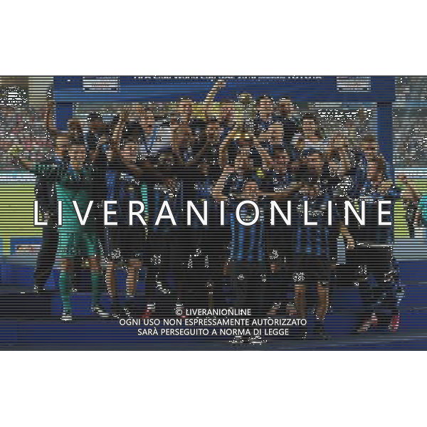 FIFA Club World Cup UAE 2010 Finale 1¡-2¡ Posto Abu Dhabi (Emirati Arabi) Zayed Sports City - 18.12.2010 TP Mazembe Englebert-FC Inter Nella Foto:Premiazione Javier Zanetti con la coppa intercontinentale /Ph.Vitez-Ag. Aldo Liverani