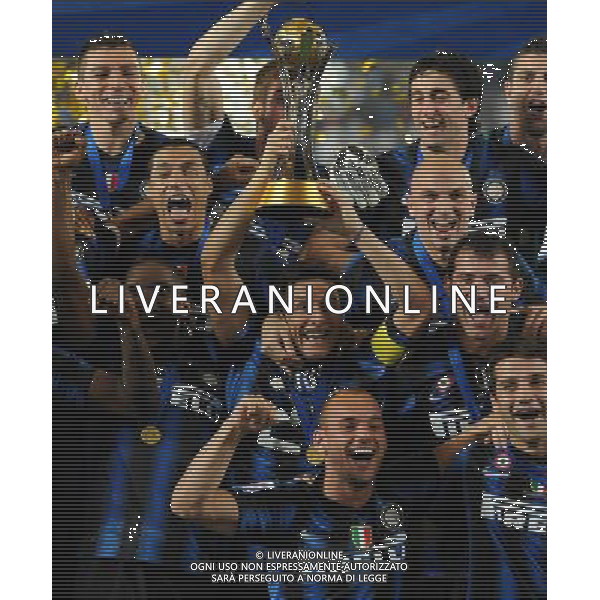 FIFA Club World Cup UAE 2010 Finale 1¡-2¡ Posto Abu Dhabi (Emirati Arabi) Zayed Sports City - 18.12.2010 TP Mazembe Englebert-FC Inter Nella Foto:Premiazione Javier Zanetti con la coppa intercontinentale /Ph.Vitez-Ag. Aldo Liverani