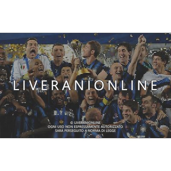 FIFA Club World Cup UAE 2010 Finale 1¡-2¡ Posto Abu Dhabi (Emirati Arabi) Zayed Sports City - 18.12.2010 TP Mazembe Englebert-FC Inter Nella Foto:Premiazione Javier Zanetti con la coppa intercontinentale /Ph.Vitez-Ag. Aldo Liverani