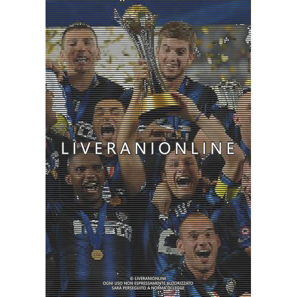 FIFA Club World Cup UAE 2010 Finale 1¡-2¡ Posto Abu Dhabi (Emirati Arabi) Zayed Sports City - 18.12.2010 TP Mazembe Englebert-FC Inter Nella Foto:Premiazione Javier Zanetti con la coppa intercontinentale /Ph.Vitez-Ag. Aldo Liverani
