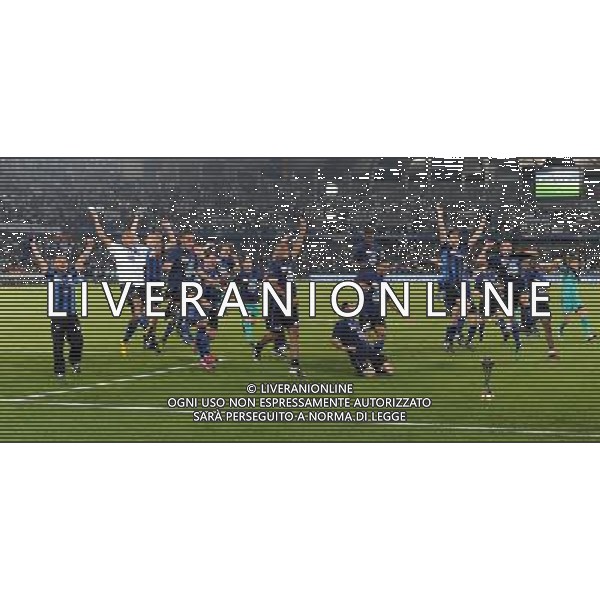 FIFA Club World Cup UAE 2010 Finale 1¡-2¡ Posto Abu Dhabi (Emirati Arabi) Zayed Sports City - 18.12.2010 TP Mazembe Englebert-FC Inter Nella Foto:Squadra esulta con la coppa intercontinentale /Ph.Vitez-Ag. Aldo Liverani