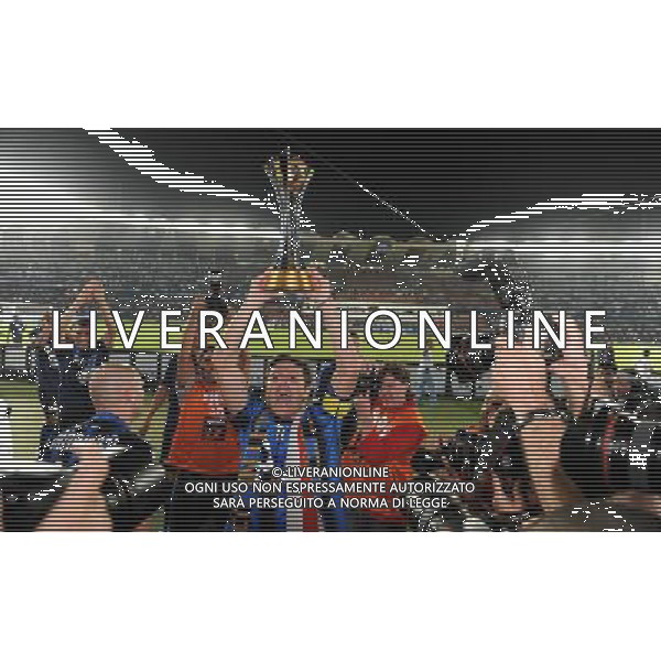 FIFA Club World Cup UAE 2010 Finale 1¡-2¡ Posto Abu Dhabi (Emirati Arabi) Zayed Sports City - 18.12.2010 TP Mazembe Englebert-FC Inter Nella Foto:Javier Zanetti con la coppa intercontinentale /Ph.Vitez-Ag. Aldo Liverani