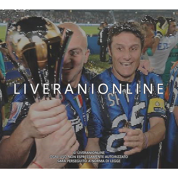 FIFA Club World Cup UAE 2010 Finale 1¡-2¡ Posto Abu Dhabi (Emirati Arabi) Zayed Sports City - 18.12.2010 TP Mazembe Englebert-FC Inter Nella Foto:Javier Zanetti-Esteban Cambiasso con la coppa intercontinentale /Ph.Vitez-Ag. Aldo Liverani