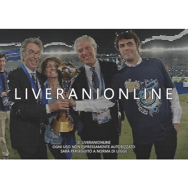 FIFA Club World Cup UAE 2010 Finale 1¡-2¡ Posto Abu Dhabi (Emirati Arabi) Zayed Sports City - 18.12.2010 TP Mazembe Englebert-FC Inter Nella Foto:Massimo Moratti-Emila Bossi-Tronchetti Provera-Giovanni Moratti con la coppa intercontinentale /Ph.Vitez-Ag. Aldo Liverani