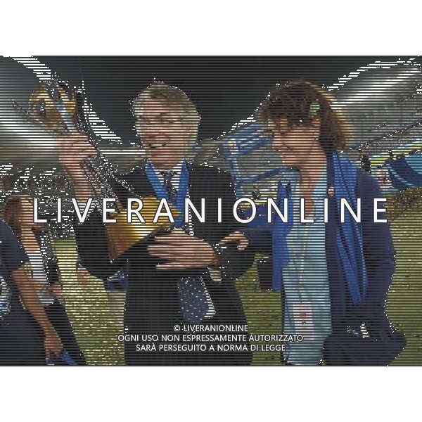 FIFA Club World Cup UAE 2010 Finale 1¡-2¡ Posto Abu Dhabi (Emirati Arabi) Zayed Sports City - 18.12.2010 TP Mazembe Englebert-FC Inter Nella Foto:Massimo Moratti-Emilia Bossi con la coppa intercontinentale /Ph.Vitez-Ag. Aldo Liverani