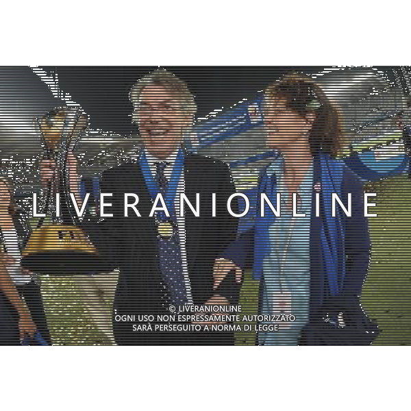 FIFA Club World Cup UAE 2010 Finale 1¡-2¡ Posto Abu Dhabi (Emirati Arabi) Zayed Sports City - 18.12.2010 TP Mazembe Englebert-FC Inter Nella Foto:Massimo Moratti-Emilia Bossi con la coppa intercontinentale /Ph.Vitez-Ag. Aldo Liverani