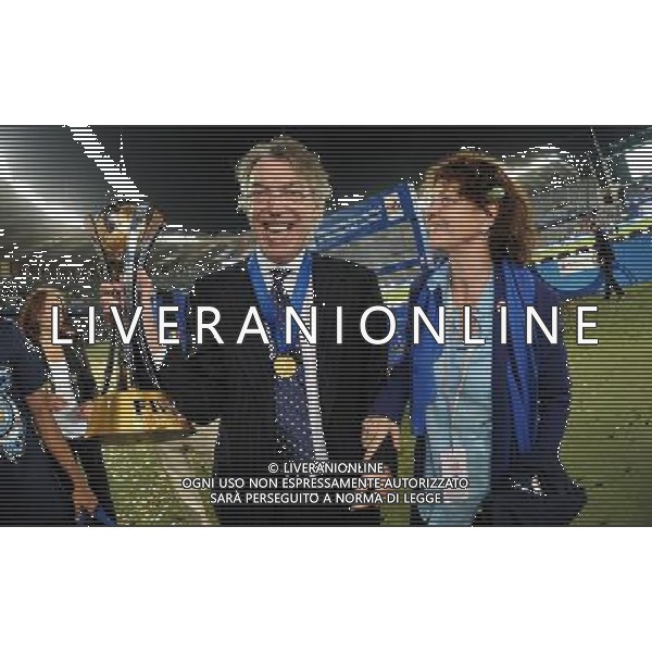 FIFA Club World Cup UAE 2010 Finale 1¡-2¡ Posto Abu Dhabi (Emirati Arabi) Zayed Sports City - 18.12.2010 TP Mazembe Englebert-FC Inter Nella Foto:Massimo Moratti-Emilia Bossi con la coppa intercontinentale /Ph.Vitez-Ag. Aldo Liverani