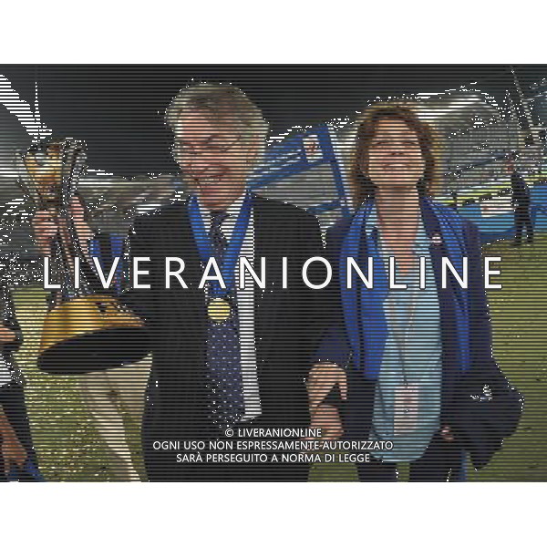 FIFA Club World Cup UAE 2010 Finale 1¡-2¡ Posto Abu Dhabi (Emirati Arabi) Zayed Sports City - 18.12.2010 TP Mazembe Englebert-FC Inter Nella Foto:Massimo Moratti-Emilia Bossi con la coppa intercontinentale /Ph.Vitez-Ag. Aldo Liverani