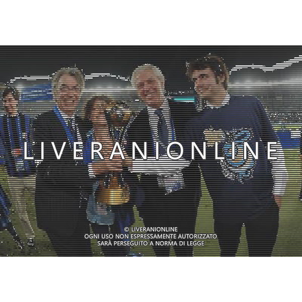 FIFA Club World Cup UAE 2010 Finale 1¡-2¡ Posto Abu Dhabi (Emirati Arabi) Zayed Sports City - 18.12.2010 TP Mazembe Englebert-FC Inter Nella Foto:Massimo Moratti-Emila Bossi-Tronchetti Provera-Giovanni Moratti con la coppa intercontinentale /Ph.Vitez-Ag. Aldo Liverani