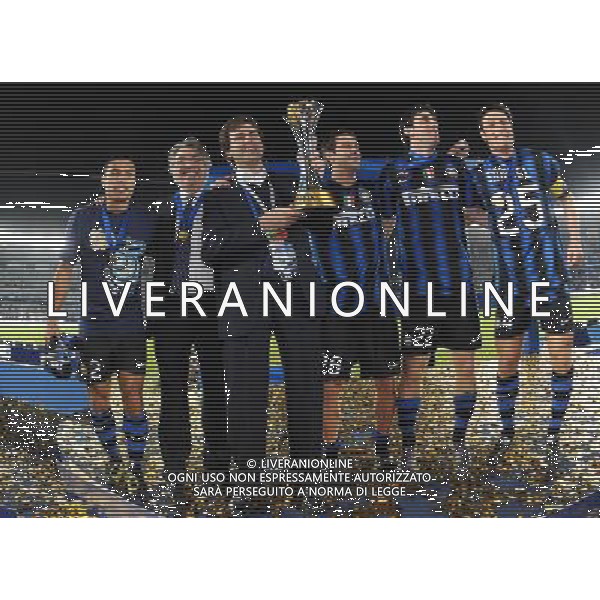 FIFA Club World Cup UAE 2010 Finale 1¡-2¡ Posto Abu Dhabi (Emirati Arabi) Zayed Sports City - 18.12.2010 TP Mazembe Englebert-FC Inter Nella Foto:Massimo Moratti-Angelo Mario Moratti-Diego Milito-Javier Zanetti-Ivan Ramiro Cordoba-Cristian Chivu con la coppa intercontinentale /Ph.Vitez-Ag. Aldo Liverani