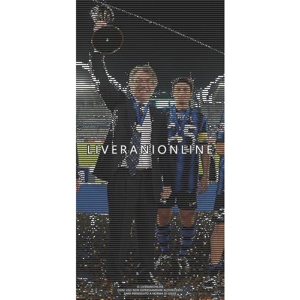 FIFA Club World Cup UAE 2010 Finale 1¡-2¡ Posto Abu Dhabi (Emirati Arabi) Zayed Sports City - 18.12.2010 TP Mazembe Englebert-FC Inter Nella Foto:Massimo Moratti con la coppa intercontinentale /Ph.Vitez-Ag. Aldo Liverani
