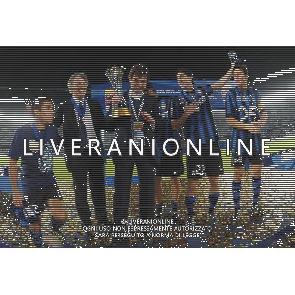 FIFA Club World Cup UAE 2010 Finale 1¡-2¡ Posto Abu Dhabi (Emirati Arabi) Zayed Sports City - 18.12.2010 TP Mazembe Englebert-FC Inter Nella Foto:Massimo Moratti-Angelo Mario Moratti-Diego Milito-Javier Zanetti-Ivan Ramiro Cordoba-Cristian Chivu con la coppa intercontinentale /Ph.Vitez-Ag. Aldo Liverani