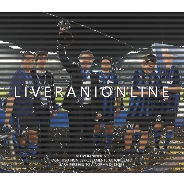 FIFA Club World Cup UAE 2010 Finale 1¡-2¡ Posto Abu Dhabi (Emirati Arabi) Zayed Sports City - 18.12.2010 TP Mazembe Englebert-FC Inter Nella Foto:Massimo Moratti con la coppa intercontinentale /Ph.Vitez-Ag. Aldo Liverani