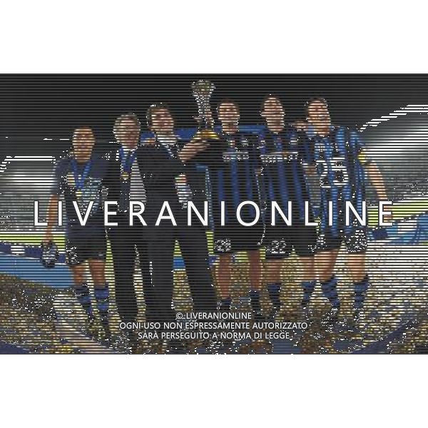 FIFA Club World Cup UAE 2010 Finale 1¡-2¡ Posto Abu Dhabi (Emirati Arabi) Zayed Sports City - 18.12.2010 TP Mazembe Englebert-FC Inter Nella Foto:Massimo Moratti-Angelo Mario Moratti-Diego Milito-Javier Zanetti-Ivan Ramiro Cordoba-Cristian Chivu con la coppa intercontinentale /Ph.Vitez-Ag. Aldo Liverani