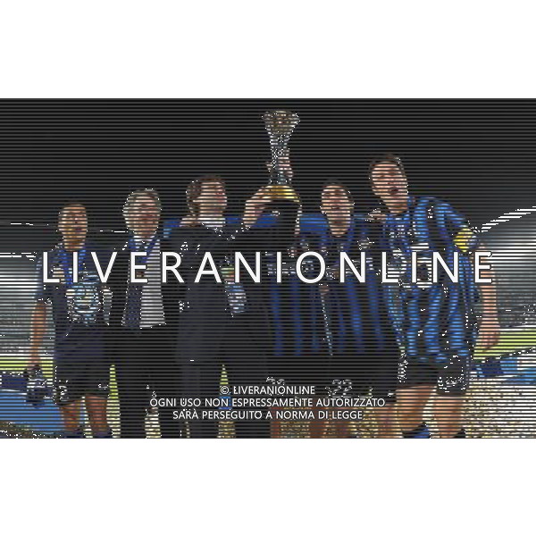 FIFA Club World Cup UAE 2010 Finale 1¡-2¡ Posto Abu Dhabi (Emirati Arabi) Zayed Sports City - 18.12.2010 TP Mazembe Englebert-FC Inter Nella Foto:Massimo Moratti-Angelo Mario Moratti-Diego Milito-Javier Zanetti-Ivan Ramiro Cordoba-Cristian Chivu con la coppa intercontinentale /Ph.Vitez-Ag. Aldo Liverani