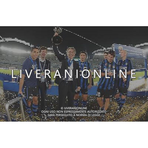 FIFA Club World Cup UAE 2010 Finale 1¡-2¡ Posto Abu Dhabi (Emirati Arabi) Zayed Sports City - 18.12.2010 TP Mazembe Englebert-FC Inter Nella Foto:Massimo Moratti con la coppa intercontinentale /Ph.Vitez-Ag. Aldo Liverani