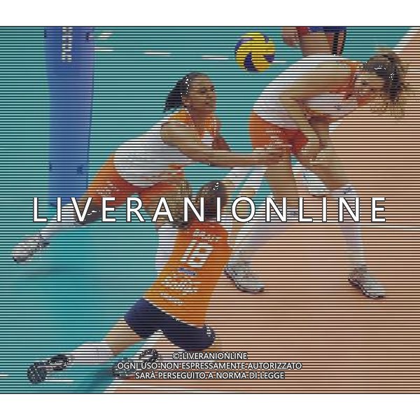 (101221) -- DOHA, Dec. 21, 2010 (Xinhua) -- Camila Brait (below) of Sollys Osasco of Brazil tries to save the ball during the semifinal of 2010 FIVB women\'s club world championships against Bergamo of Italy in Doha, capital of Qatar, Dec. 20, 2010. Sollys Osasco won 3-0 to enter the final. (Xinhua/Chen Shaojin) ©Photoshot/ALDO LIVERANI SAS - ITALY ONLY - Foppapedretti Bergamo ( Italia ) - Sollys Osasco ( Brasile )Volley semifinale donne del campionato mondiale Club 2010 FIVB a Doha, capitale del Qatar, 20 Dicembre 2010 . Bergamo, perso 0-3.