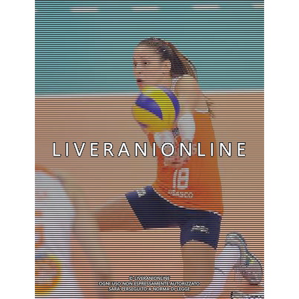 (101221) -- DOHA, Dec. 21, 2010 (Xinhua) -- Camila Brait of Sollys Osasco of Brazil competes during the semifinal of 2010 FIVB women\'s club world championships against Bergamo of Italy in Doha, capital of Qatar, Dec. 20, 2010. Sollys Osasco won 3-0 to enter the final. (Xinhua/Chen Shaojin) ©Photoshot/ALDO LIVERANI SAS - ITALY ONLY - Foppapedretti Bergamo ( Italia ) - Sollys Osasco ( Brasile )Volley semifinale donne del campionato mondiale Club 2010 FIVB a Doha, capitale del Qatar, 20 Dicembre 2010 . Bergamo, perso 0-3.