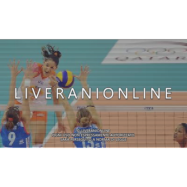 (101221) -- DOHA, Dec. 21, 2010 (Xinhua) -- Natalia Pereira (above) of Sollys Osasco of Brazil competes during the semifinal of 2010 FIVB women\'s club world championships against Bergamo of Italy in Doha, capital of Qatar, Dec. 20, 2010. Sollys Osasco won 3-0 to enter the final. (Xinhua/Chen Shaojin) ©Photoshot/ALDO LIVERANI SAS - ITALY ONLY - Foppapedretti Bergamo ( Italia ) - Sollys Osasco ( Brasile )Volley semifinale donne del campionato mondiale Club 2010 FIVB a Doha, capitale del Qatar, 20 Dicembre 2010 . Bergamo, perso 0-3.