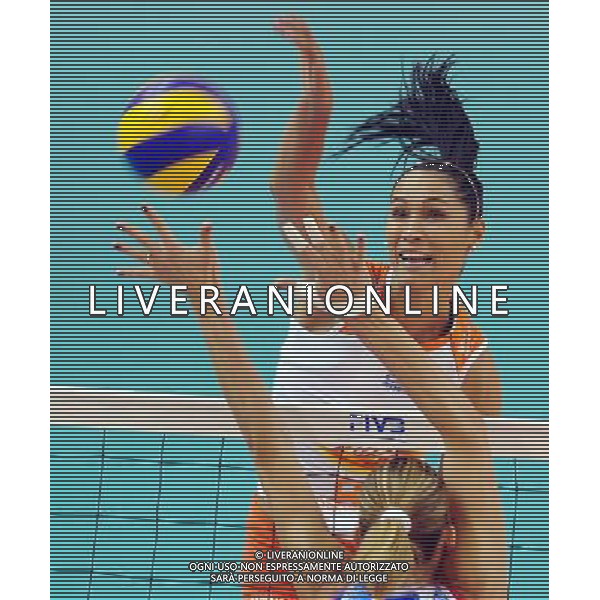 (101221) -- DOHA, Dec. 21, 2010 (Xinhua) -- Jaqueline Carvalho (above) of Sollys Osasco of Brazil competes during the semifinal of 2010 FIVB women\'s club world championships against Bergamo of Italy in Doha, capital of Qatar, Dec. 20, 2010. Sollys Osasco won 3-0 to enter the final. (Xinhua/Chen Shaojin) ©Photoshot/ALDO LIVERANI SAS - ITALY ONLY - Foppapedretti Bergamo ( Italia ) - Sollys Osasco ( Brasile )Volley semifinale donne del campionato mondiale Club 2010 FIVB a Doha, capitale del Qatar, 20 Dicembre 2010 . Bergamo, perso 0-3.
