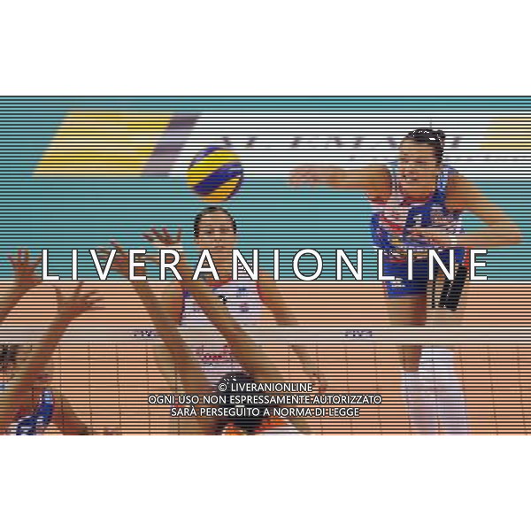 (101221) -- DOHA, Dec. 21, 2010 (Xinhua) -- Serena Ortolani (above R) of Bergamo of Italy competes during the semifinal of 2010 FIVB women\'s club world championships against Sollys Osasco of Brazil in Doha, capital of Qatar, Dec. 20, 2010. Bergamo lost 0-3. (Xinhua/Chen Shaojin) ©Photoshot/ALDO LIVERANI SAS - ITALY ONLY - Foppapedretti Bergamo ( Italia ) - Sollys Osasco ( Brasile )Volley semifinale donne del campionato mondiale Club 2010 FIVB a Doha, capitale del Qatar, 20 Dicembre 2010 . Bergamo, perso 0-3.