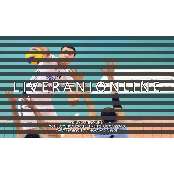 (101221) -- DOHA, Dec. 21, 2010 (Xinhua) -- Tsvetan Sokolov (above) of Trentino BetClic of Italy competes during the semifinal of 2010 FIVB men\'s club world championships against Paykan of Iran in Doha, capital of Qatar, Dec. 20, 2010. Trentino BetClic won 3-0 to enter the final. (Xinhua/Chen Shaojin) ©photoshot/ALDO LIVERANI SAS - ITALY ONLY - Paykan ( Iran ) - Trentino BetClic ( Italia ) Volley semifinale dei campionati mondiali Club 2010 uomini FIVB a Doha, capitale del Qatar, il 20 dicembre 2010. Paykan perso 0-3. 