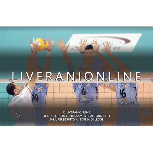 (101221) -- DOHA, Dec. 21, 2010 (Xinhua) -- Players of Paykan of Iran(back) compete during the semifinal of 2010 FIVB men\'s club world championships against Trentino BetClic of Italy(front) in Doha, capital of Qatar, Dec. 20, 2010. Paykan lost 0-3. (Xinhua/Chen Shaojin) ©photoshot/ALDO LIVERANI SAS - ITALY ONLY - Paykan ( Iran ) - Trentino BetClic ( Italia ) Volley semifinale dei campionati mondiali Club 2010 uomini FIVB a Doha, capitale del Qatar, il 20 dicembre 2010. Paykan perso 0-3. 