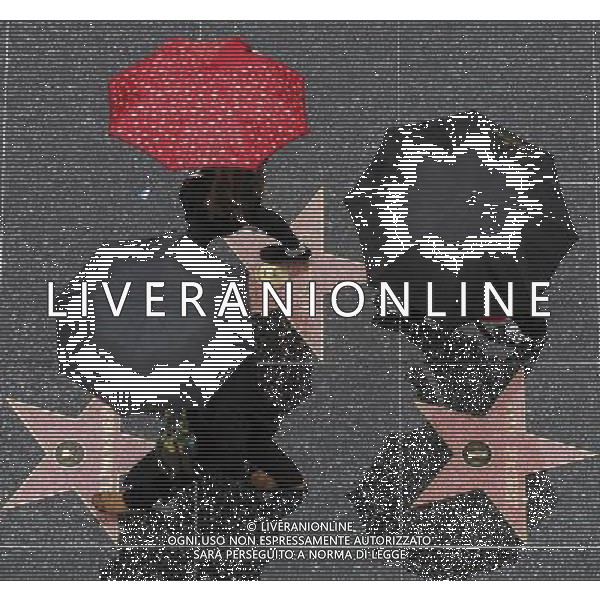 (101221) -- LOS ANGELES, Dec. 21, 2010 () -- People walk across the street during a rain storm in Los Angeles, the United States, Dec. 20, 2010. Heavy rain in southern California already killed two people, forced hundreds of others to leave their homes and triggered the electricity cutoff in hundreds of thousands of houses during the last few days. (/Zhao Hanrong) (zf) AG. ALDO LIVERANI SAS ITALY ONLY