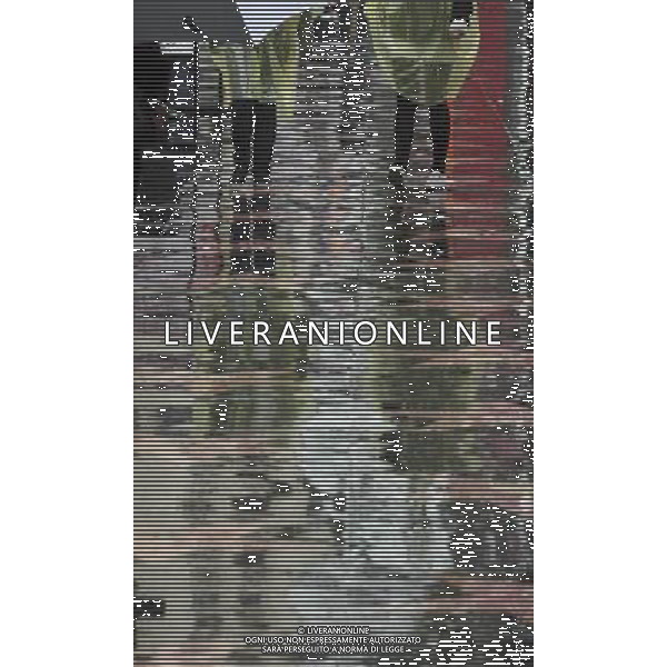 (101221) -- LOS ANGELES, Dec. 21, 2010 () -- People walk across the street during a rain storm in Los Angeles, the United States, Dec. 20, 2010. Heavy rain in southern California already killed two people, forced hundreds of others to leave their homes and triggered the electricity cutoff in hundreds of thousands of houses during the last few days. (/Zhao Hanrong) (zf) AG. ALDO LIVERANI SAS ITALY ONLY