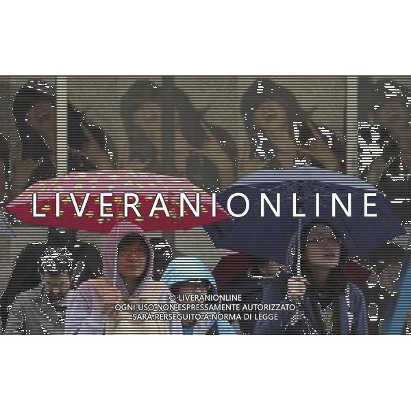 (101221) -- LOS ANGELES, Dec. 21, 2010 () -- People walk across the street during a rain storm in Los Angeles, the United States, Dec. 20, 2010. Heavy rain in southern California already killed two people, forced hundreds of others to leave their homes and triggered the electricity cutoff in hundreds of thousands of houses during the last few days. (/Zhao Hanrong) (zf) AG. ALDO LIVERANI SAS ITALY ONLY