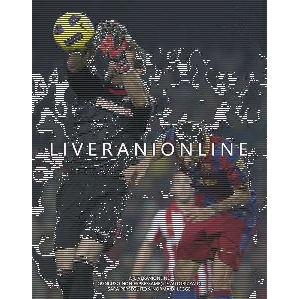 Atletic de Bilbao\'s Gorka Iraizoz (l) and FC Barcelona\'s Daniel Alves during King\'s Cup of Spain match.December 21,2010. (ALTERPHOTOS/Acero) - ALFAQUI - AG. ALDO LIVERANI SAS ITALY ONLY PARTITA CALCIO BARCELLONA vs ATLETICO DI BILBAO: COPPA DEL RE SPAGNA 2010