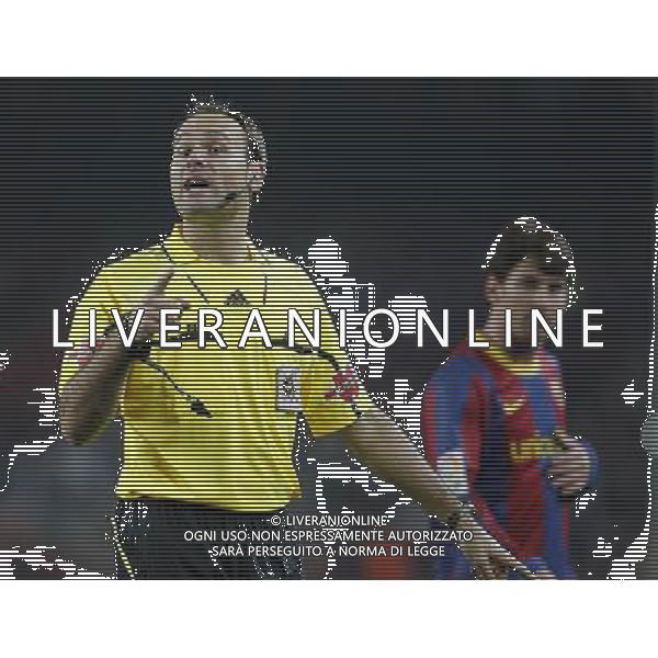 The referee Antonio Miguel Mateu-Lahoz during King\'s Cup of Spain match.December 21,2010. (ALTERPHOTOS/Acero) - ALFAQUI - AG. ALDO LIVERANI SAS ITALY ONLY PARTITA CALCIO BARCELLONA vs ATLETICO DI BILBAO: COPPA DEL RE SPAGNA 2010