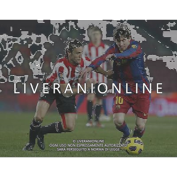 FC Barcelona\'s Leo Messi (r) and Atletic de Bilbao\'s Carlos Gurpegui during King\'s Cup of Spain match.December 21,2010. (ALTERPHOTOS/Acero) - ALFAQUI - AG. ALDO LIVERANI SAS ITALY ONLY PARTITA CALCIO BARCELLONA vs ATLETICO DI BILBAO: COPPA DEL RE SPAGNA 2010