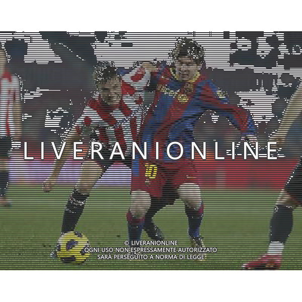 FC Barcelona\'s Leo Messi (r) and Atletic de Bilbao\'s Carlos Gurpegui during King\'s Cup of Spain match.December 21,2010. (ALTERPHOTOS/Acero) - ALFAQUI - AG. ALDO LIVERANI SAS ITALY ONLY PARTITA CALCIO BARCELLONA vs ATLETICO DI BILBAO: COPPA DEL RE SPAGNA 2010