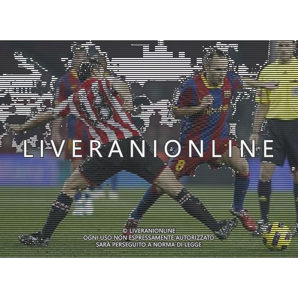 FC Barcelona\'s Andres Iniesta (r) and Atletic de Bilbao\'s Carlos Gurpegui during King\'s Cup of Spain match.December 21,2010. (ALTERPHOTOS/Acero) - ALFAQUI - AG. ALDO LIVERANI SAS ITALY ONLY PARTITA CALCIO BARCELLONA vs ATLETICO DI BILBAO: COPPA DEL RE SPAGNA 2010