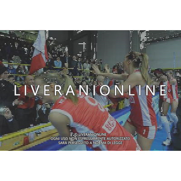 PAVIA 22/12/2010 PALARAVIZZA 15a EDIZIONE SUPER COPPA PALLAVOLO FEMMINILE SCAVOLINI VOLLEY PESARO Vs PIETRO CARNAGHI VILLA CORTESE NELLA FOTO LE RAGAZZE SALUTANO I TIFOSI DELLA SCAVOLINI CHE L\' HANNO SEGUITE IN QUESTA TRASFERTA VITTORIOSA FOTO ROMANO/AG ALDO LIVERANI