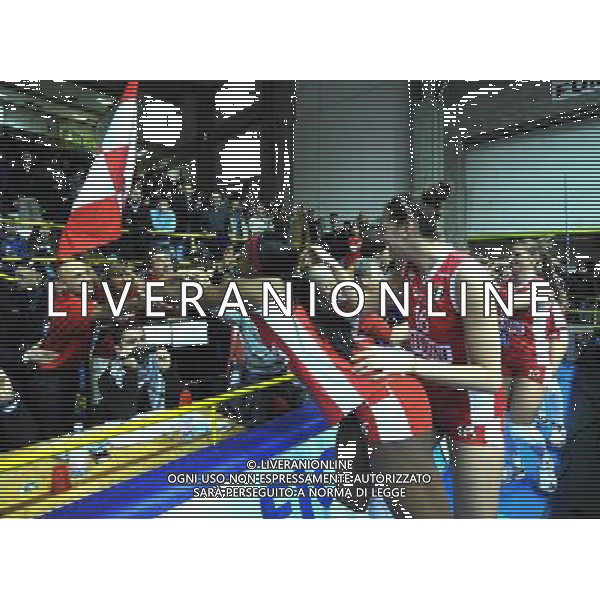 PAVIA 22/12/2010 PALARAVIZZA 15a EDIZIONE SUPER COPPA PALLAVOLO FEMMINILE SCAVOLINI VOLLEY PESARO Vs PIETRO CARNAGHI VILLA CORTESE NELLA FOTO LE RAGAZZE SALUTANO I TIFOSI DELLA SCAVOLINI CHE L\' HANNO SEGUITE IN QUESTA TRASFERTA VITTORIOSA FOTO ROMANO/AG ALDO LIVERANI