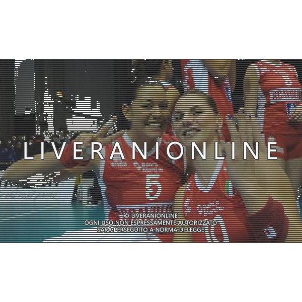 PAVIA 22/12/2010 PALARAVIZZA 15a EDIZIONE SUPER COPPA PALLAVOLO FEMMINILE SCAVOLINI VOLLEY PESARO Vs PIETRO CARNAGHI VILLA CORTESE NELLA FOTO FRANCESCA MARI E FRANCESCA FERRETTI USULTANO DOPO LA VITTORIA FOTO ROMANO/AG ALDO LIVERANI