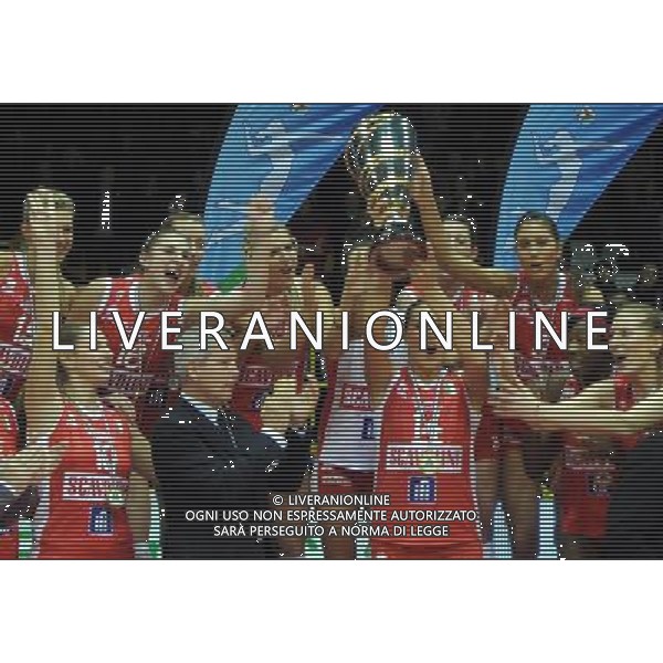 PAVIA 22/12/2010 PALARAVIZZA 15a EDIZIONE SUPER COPPA PALLAVOLO FEMMINILE SCAVOLINI VOLLEY PESARO Vs PIETRO CARNAGHI VILLA CORTESE NELLA FOTO LA CONSEGNA DELLA COPPA FOTO ROMANO/AG ALDO LIVERANI