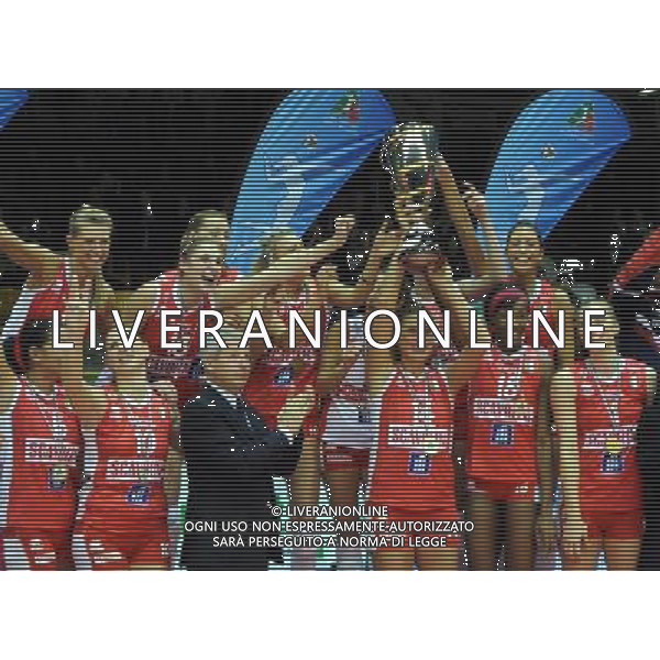 PAVIA 22/12/2010 PALARAVIZZA 15a EDIZIONE SUPER COPPA PALLAVOLO FEMMINILE SCAVOLINI VOLLEY PESARO Vs PIETRO CARNAGHI VILLA CORTESE NELLA FOTO LA CONSEGNA DELLA COPPA FOTO ROMANO/AG ALDO LIVERANI
