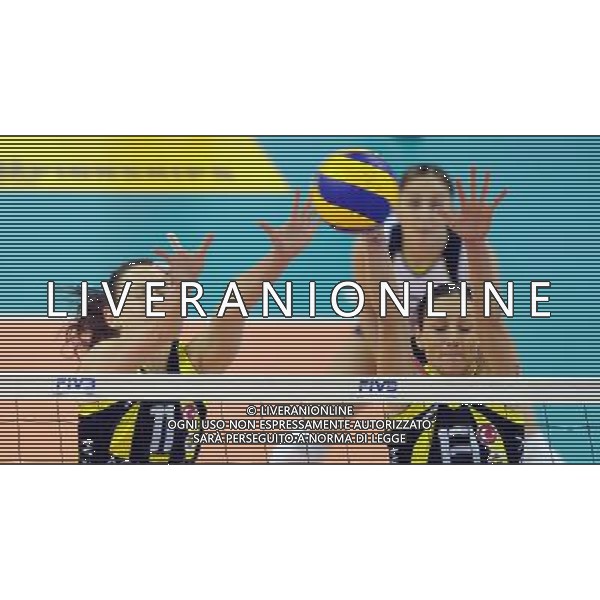 (101222) -- DOHA, Dec. 22, 2010 () -- Players of Fenerbahce of Turkey compete during the final at the 2010 FIVB women\'s club world championships against Sollys Osasco of Brazil in Doha, capital of Qatar, Dec. 21, 2010. Fenerbahce won 3-0 to claim the champion. (/Chen Shaojin) ©photoshot/Agenzia Aldo Liverani Sas - ITALY ONLY - Fenerbahce (Turchia) - Sollys Osasco (Brasile) Volley finale femminile campionato mondiale per club 2010 FIVB a Doha, capitale del Qatar, 21 dicembre 2010. Fenerbahce campione ha vinto 3-0. 