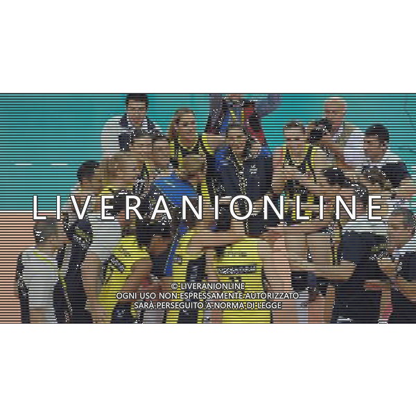 (101222) -- DOHA, Dec. 22, 2010 () -- Members of Fenerbahce of Turkey react after winning the final at the 2010 FIVB women\'s club world championships against Sollys Osasco of Brazil in Doha, capital of Qatar, Dec. 21, 2010. Fenerbahce won 3-0 to claim the champion. (/Chen Shaojin) ©photoshot/Agenzia Aldo Liverani Sas - ITALY ONLY - Fenerbahce (Turchia) - Sollys Osasco (Brasile) Volley finale femminile campionato mondiale per club 2010 FIVB a Doha, capitale del Qatar, 21 dicembre 2010. Fenerbahce campione ha vinto 3-0. 