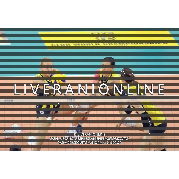 (101222) -- DOHA, Dec. 22, 2010 () -- Liubov Shashkova (1st L) of Fenerbahce of Turkey competes during the final at the 2010 FIVB women\'s club world championships against Sollys Osasco of Brazil in Doha, capital of Qatar, Dec. 21, 2010. Fenerbahce won 3-0 to claim the champion. (/Chen Shaojin) ©photoshot/Agenzia Aldo Liverani Sas - ITALY ONLY - Fenerbahce (Turchia) - Sollys Osasco (Brasile) Volley finale femminile campionato mondiale per club 2010 FIVB a Doha, capitale del Qatar, 21 dicembre 2010. Fenerbahce campione ha vinto 3-0. 
