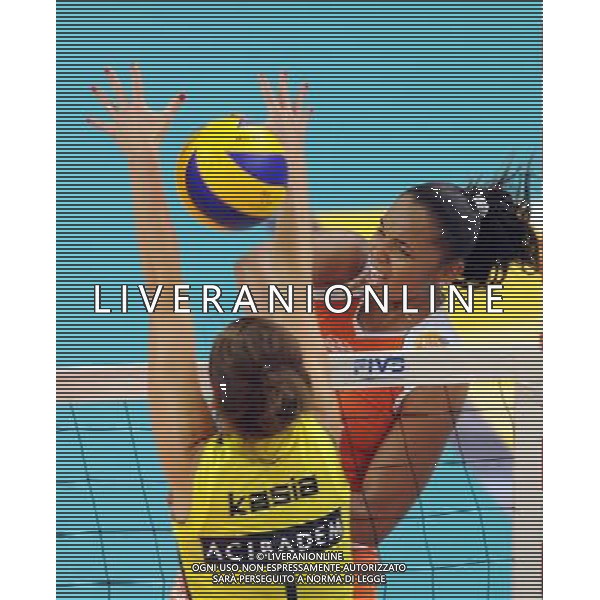 (101222) -- DOHA, Dec. 22, 2010 () -- Welissa Gonzaga (back) of Sollys Osasco of Brazil competes during the final at the 2010 FIVB women\'s club world championships against Fenerbahce of Turkey in Doha, capital of Qatar, Dec. 21, 2010. Sollys Osasco lost 0-3 to take the 2nd place. (/Chen Shaojin) ©photoshot/Agenzia Aldo Liverani Sas - ITALY ONLY - Fenerbahce (Turchia) - Sollys Osasco (Brasile) Volley finale femminile campionato mondiale per club 2010 FIVB a Doha, capitale del Qatar, 21 dicembre 2010. Fenerbahce campione ha vinto 3-0. 
