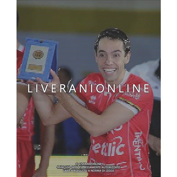 (101222) -- DOHA, Dec. 22, 2010 () -- Raphael Vieira de Oliveira of Trentino BetClic of Italy reacts with his Best Setter individual award during the awarding ceremony of the final at the 2010 FIVB men\'s club world championships against PGE Skra Belchatow of Poland in Doha, capital of Qatar, Dec. 21, 2010. Trentino BetClic won 3-1 to claim the champion. (/Chen Shaojin) ©photoshot/Agenzia Aldo Liverani Sas - ITALY ONLY - Trentino BetClic (Italia) - PGE Skra Belchatow (Polonia) finale maschile campionati mondiale per club 2010 FIVB a Doha, capitale del Qatar, 21 dicembre 2010. Trentino BetClic e\' campione ha vinto 3-1.
