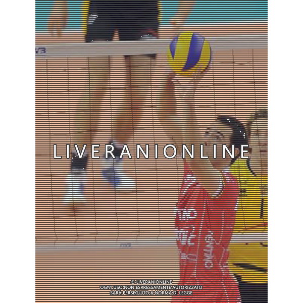 (101222) -- DOHA, Dec. 22, 2010 () -- Raphael Vieira de Oliveira (front) of Trentino BetClic of Italy competes during the final at the 2010 FIVB men\'s club world championships against PGE Skra Belchatow of Poland in Doha, capital of Qatar, Dec. 21, 2010. Trentino BetClic won 3-1 to claim the champion. (/Chen Shaojin) ©photoshot/Agenzia Aldo Liverani Sas - ITALY ONLY - Trentino BetClic (Italia) - PGE Skra Belchatow (Polonia) finale maschile campionati mondiale per club 2010 FIVB a Doha, capitale del Qatar, 21 dicembre 2010. Trentino BetClic e\' campione ha vinto 3-1.