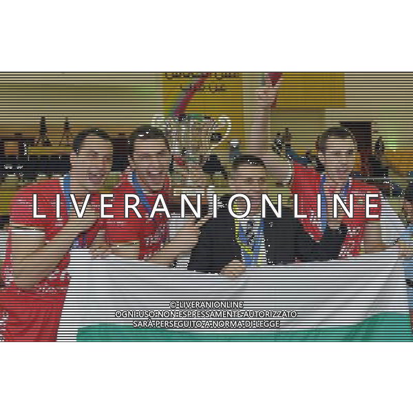 (101222) -- DOHA, Dec. 22, 2010 () -- Radostin Stoytchev (2nd R), head coach of Trentino BetClic of Italy, celebrates with his players during the awarding ceremony of the final at the 2010 FIVB men\'s club world championships against PGE Skra Belchatow of Poland in Doha, capital of Qatar, Dec. 21, 2010. Trentino BetClic won 3-1 to claim the champion. (/Chen Shaojin) ©photoshot/Agenzia Aldo Liverani Sas - ITALY ONLY - Trentino BetClic (Italia) - PGE Skra Belchatow (Polonia) finale maschile campionati mondiale per club 2010 FIVB a Doha, capitale del Qatar, 21 dicembre 2010. Trentino BetClic e\' campione ha vinto 3-1.